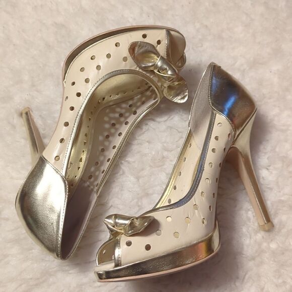 Pre-owned BCBG Petra Style 4.5” Platform Heels Cream/Gold, Twisted Fabric Bow - Picture 6 of 7